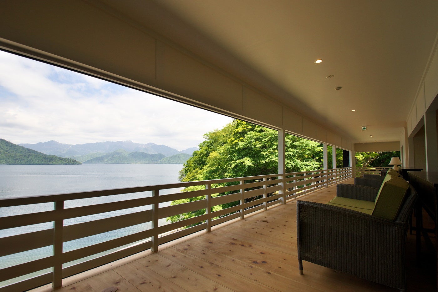 テラス席から眺める中禅寺湖は最高の絶景（提供画像）