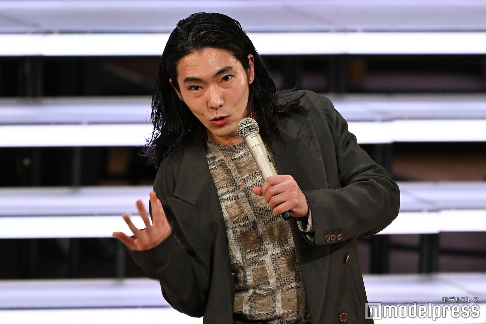 普段の癖で平安装束でも手をビラビラとさせて腕を抜いてしまうと再現する柄本佑（C）モデルプレス