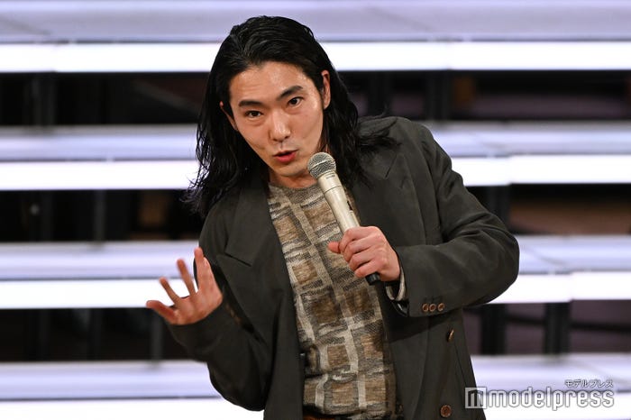 普段の癖で平安装束でも手をビラビラとさせて腕を抜いてしまうと再現する柄本佑(C)モデルプレス