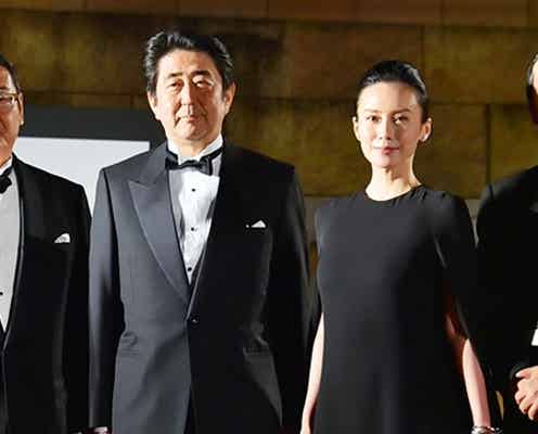 安倍首相「すごい熱気」中谷美紀にエスコートされ「第27回東京国際映画祭」登場