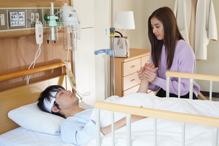 佐野勇斗、新木優子/「トドメの接吻」第8話より(C)日本テレビ