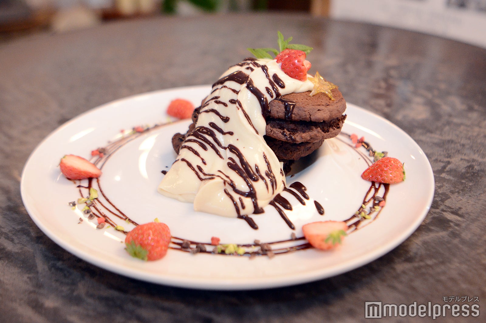 ヴィーガン＆グルテンフリーのチョコレートパンケーキ¥1,650／服部彩香（C）モデルプレス