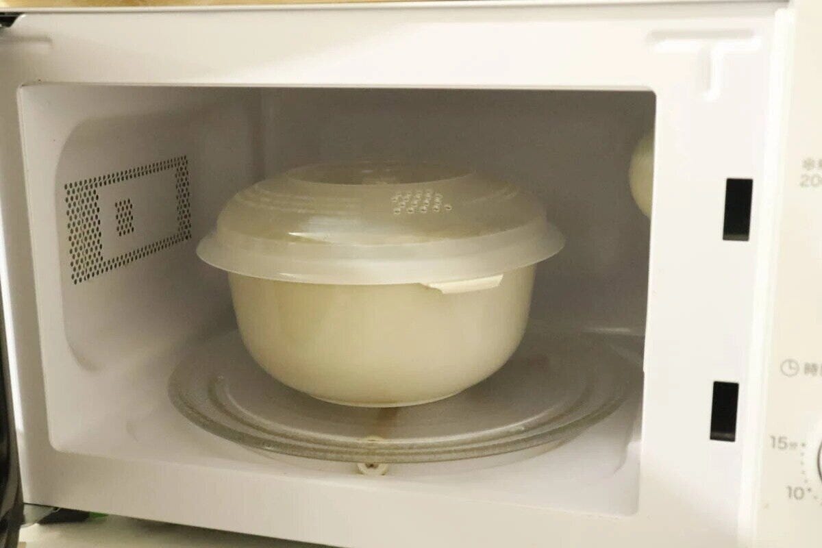 電子レンジの中で焼きそば&ラーメン調理器を加熱している様子 電子レンジの中で焼きそば&ラーメン調理器を加熱している様子
