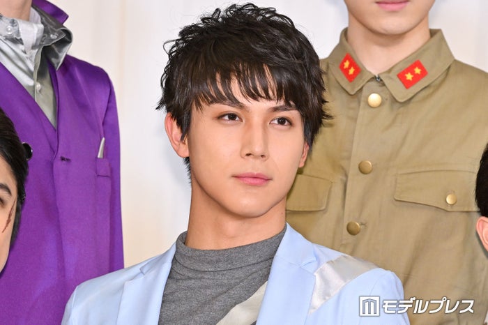 高橋海人・関口メンディーら、中川大志の舞台観劇 「95」メンバー5ショットに反響「青春」