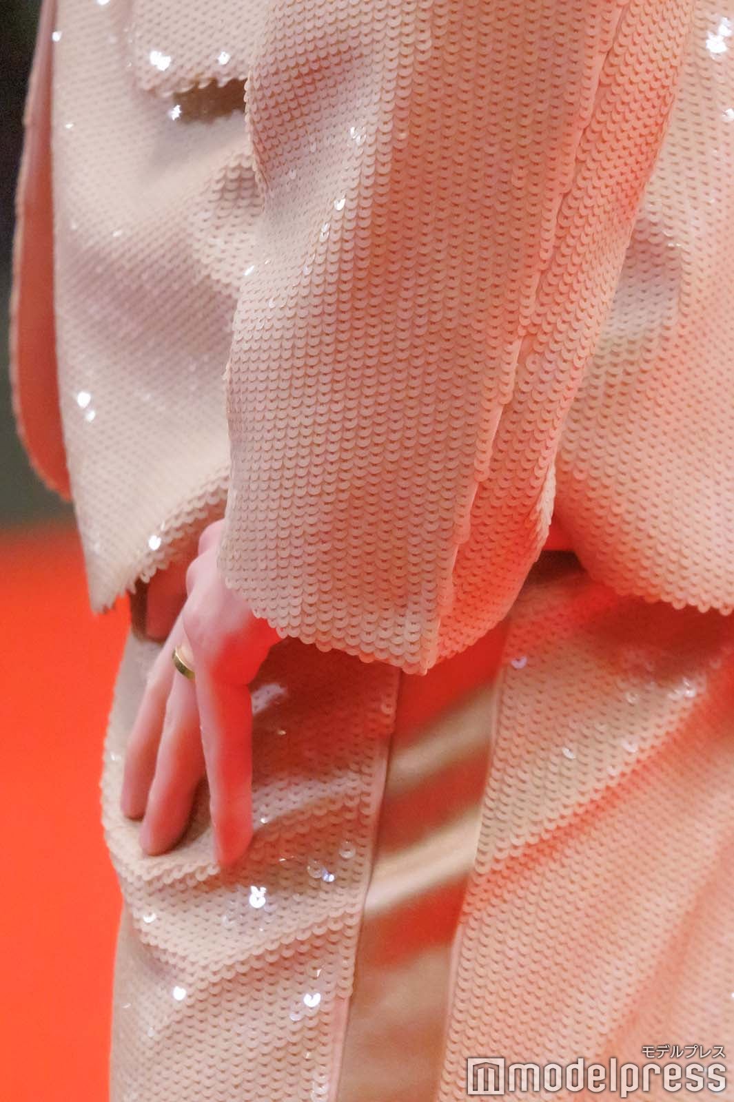 新田真剣佑の左手（C）モデルプレス