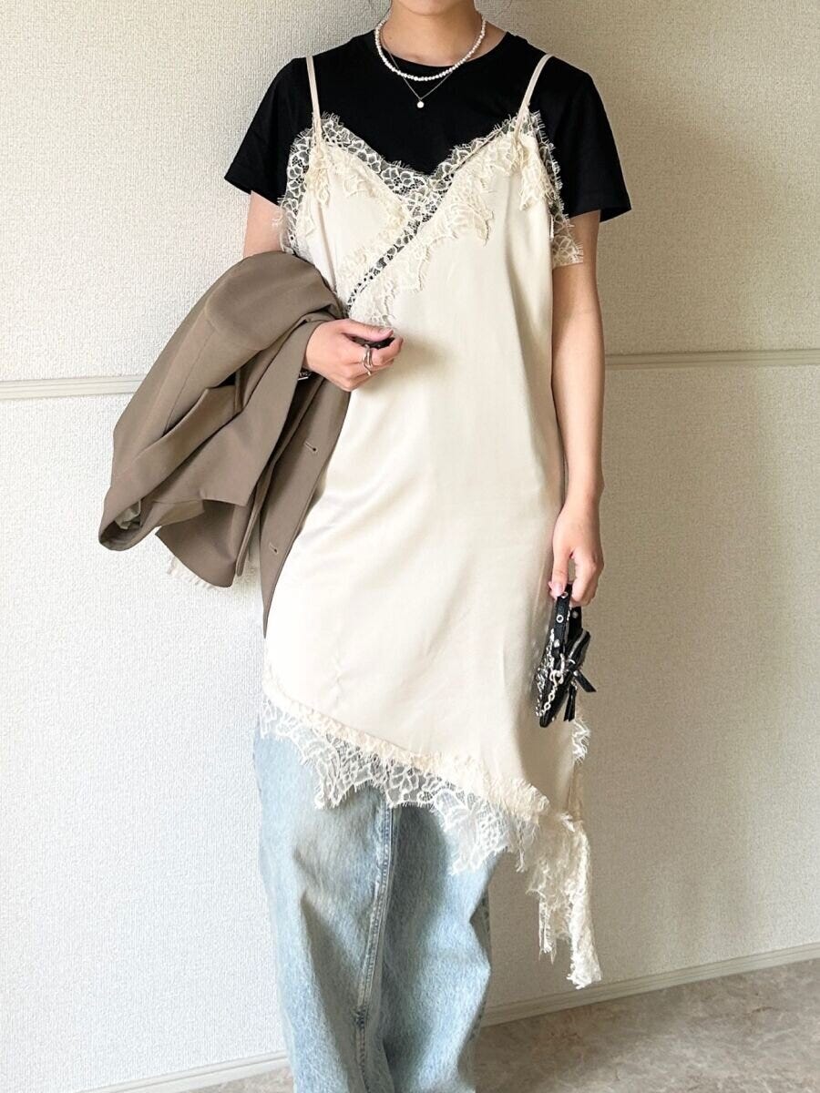 レースキャミワンピと黒Tコーデの下半身ディテール