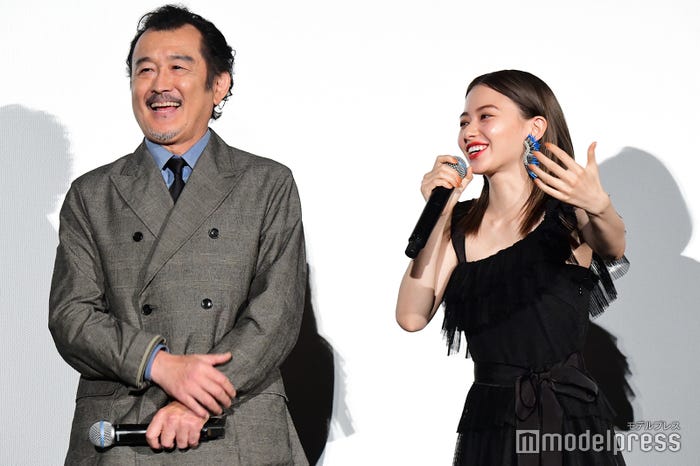 吉田鋼太郎、山本舞香 (C)モデルプレス