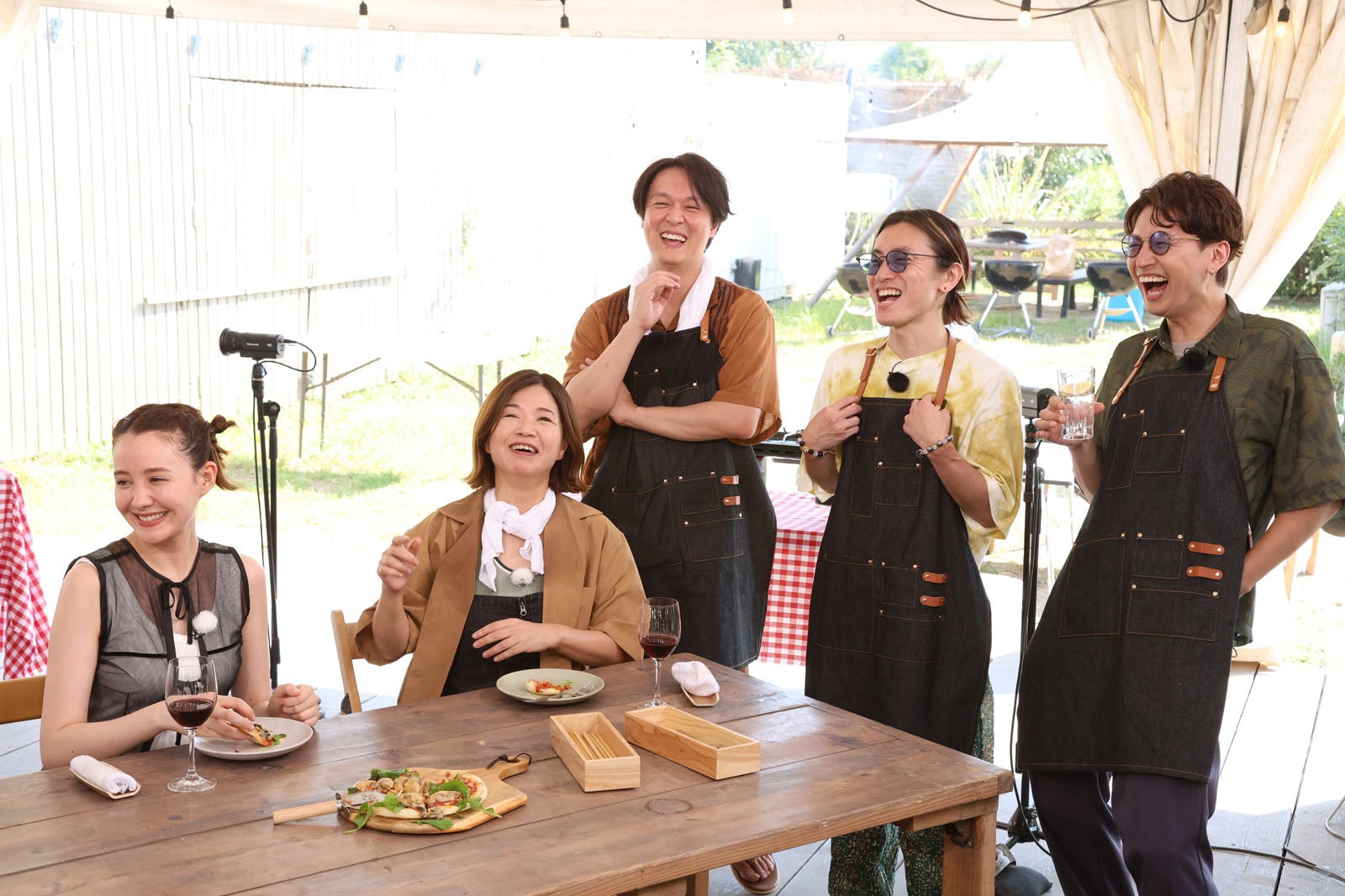 （左から）トリンドル玲奈、大久保佳代子、丸山隆平、安田章大、大倉忠義（C）フジテレビ