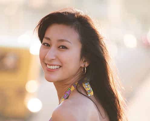 浅田舞の“美背中”にうっとり 大胆露出で煌めく