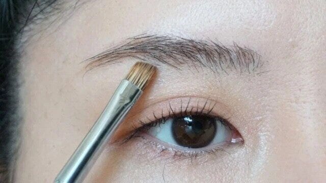 若見え眉メイク描き足す