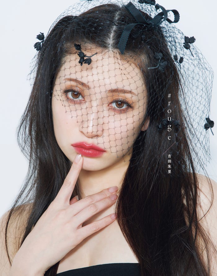 『吉田朱里ファースト写真集 #rouge』より(提供写真)