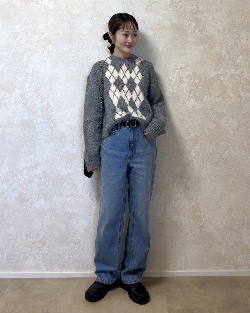 ユニクロフラッフィクルーネックセーターとブルーデニムコーデ