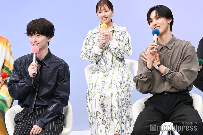 堀夏喜にジムのトレーナーのように体づくりを教わる池田匡志(C)モデルプレス