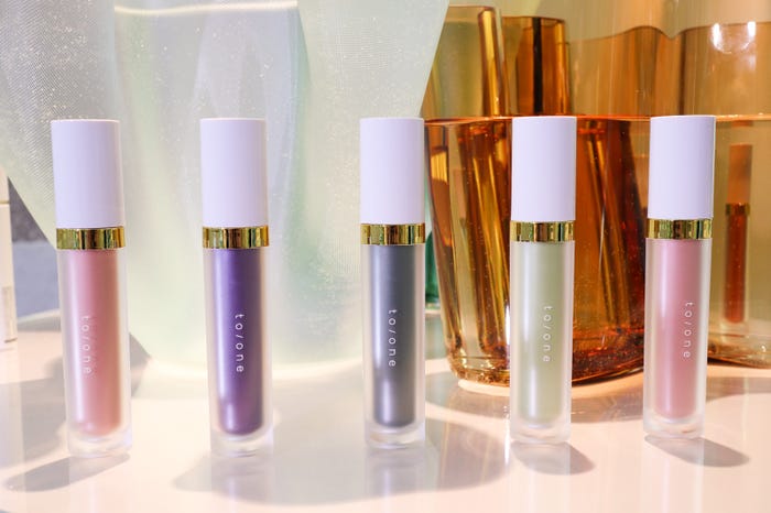 2019年2月15日発売 to/one「ペタル リキッド アイシャドウ」