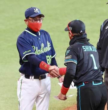 ヤクルト・池山監督流「赤の流儀」とは 「亡くなったおふくろから」「靴、靴下、パンツ、スーツ、全部赤」