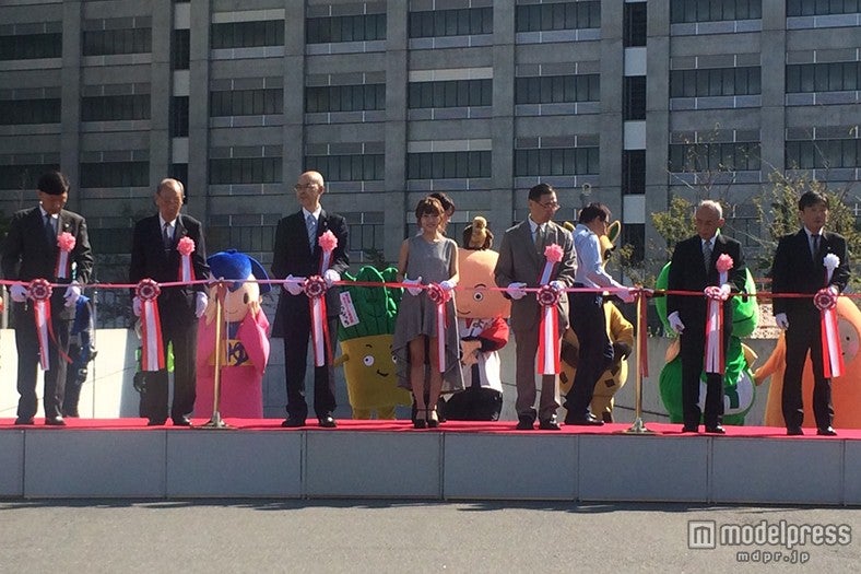 テープカットの様子