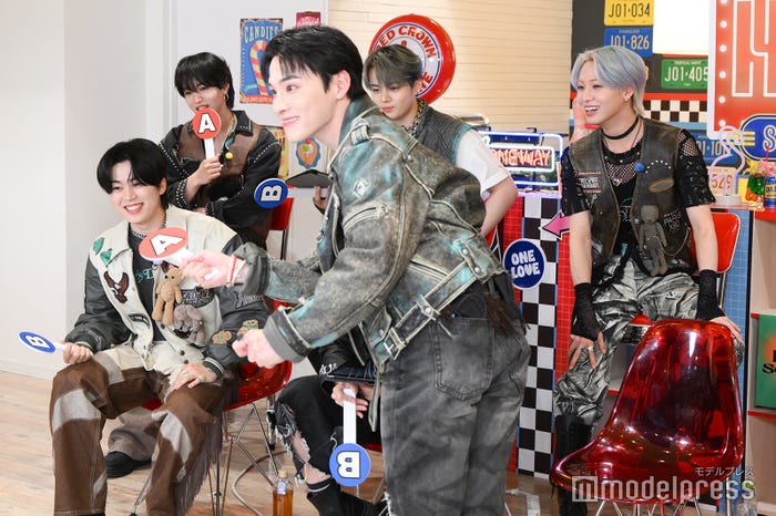 ボケる川西拓実(C)モデルプレス