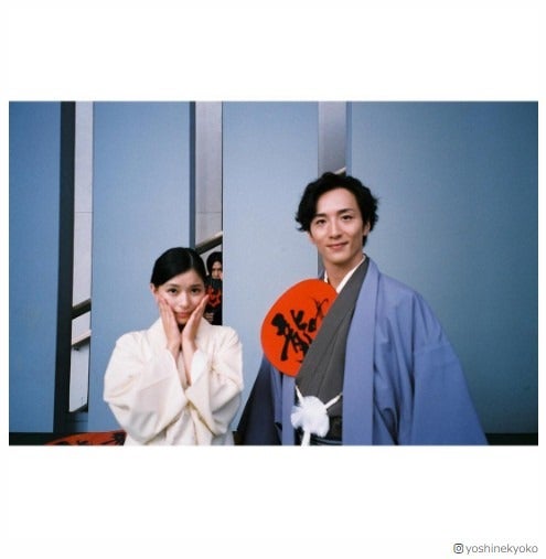 千葉雄大が“ひっそり”いる？芳根京子×大貫勇輔のショットが話題「ちばくんかわいい～！」「のぞいてる？」