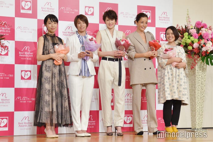 (左から)小脇美里氏、松本薫、吉瀬美智子、梨花、辻村深月氏 (C)モデルプレス