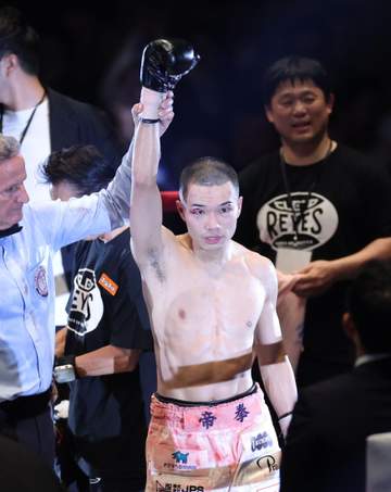 “神の左の継承者”増田陸が世界初挑戦で王座奪取！「まだベルトに見合うボクシングはできていない」元世界フライ級王者の比嘉と死闘も判定2-1撃破「改めてボクシングの厳しさ知った」