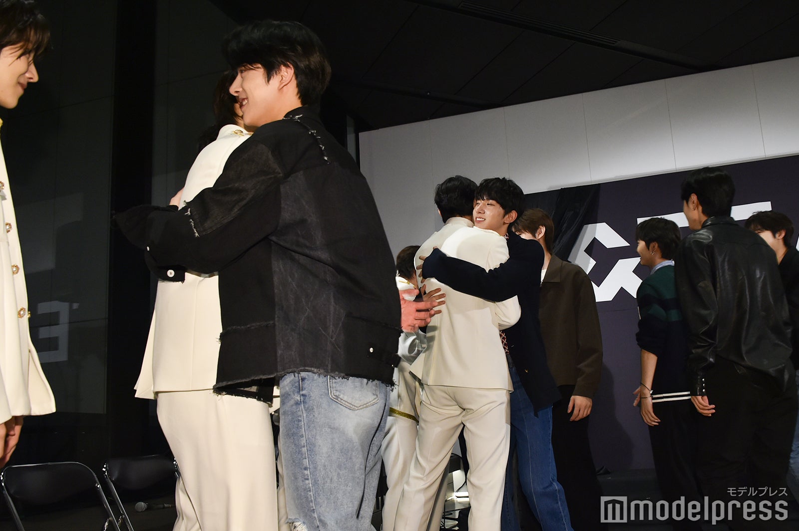 囲み取材の様子（C）モデルプレス