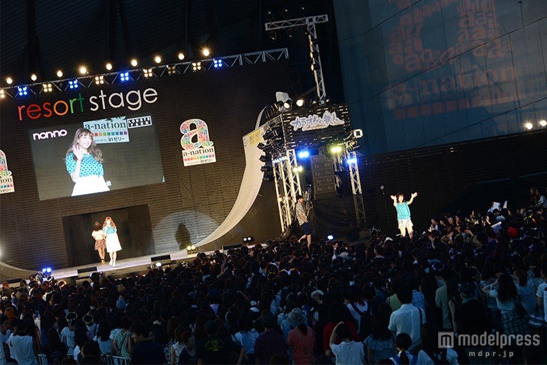 たくさんのファンが駆けつけたステージの模様