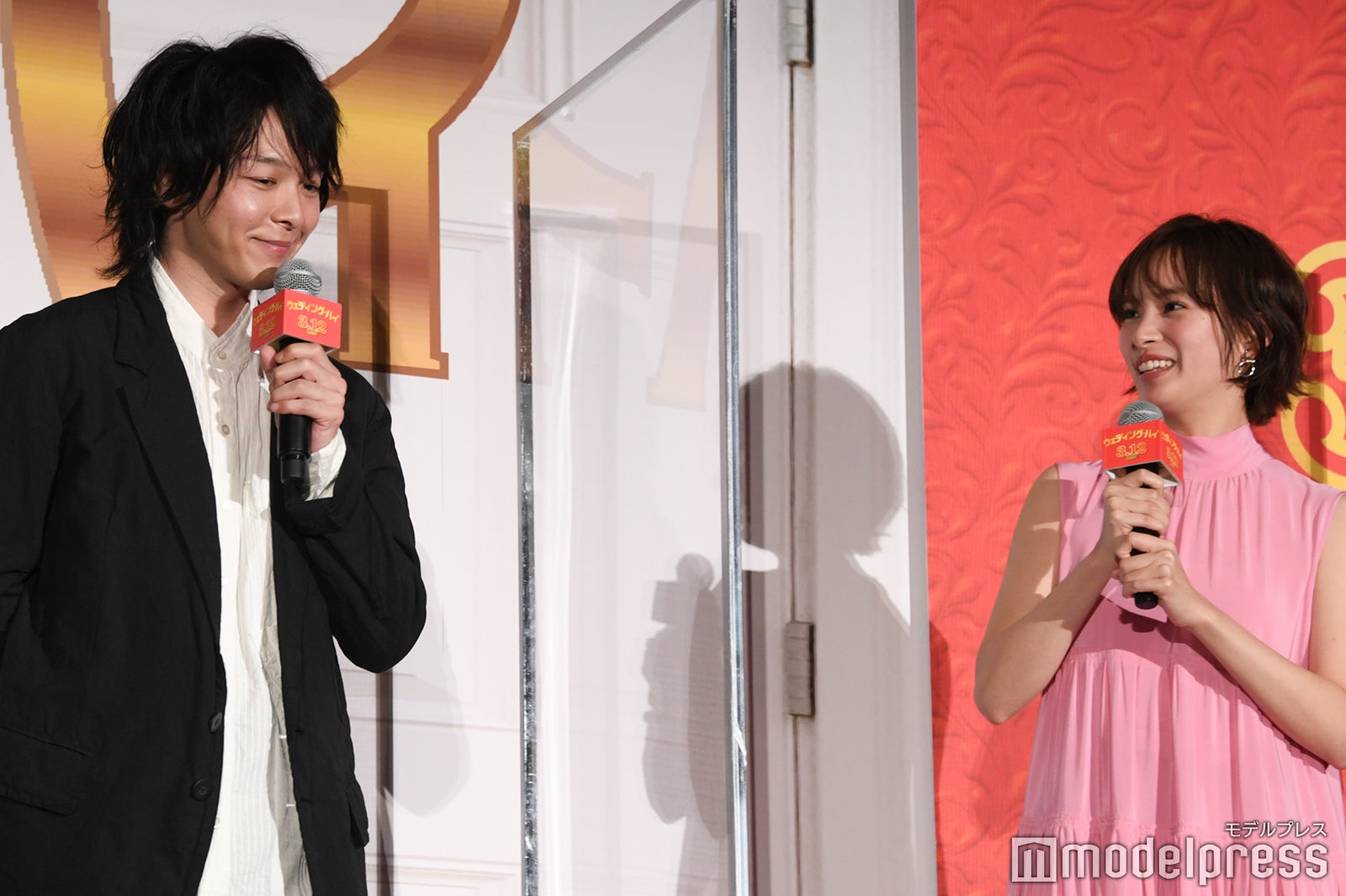 共演シーンを振り返る中村倫也、関水渚 （C）モデルプレス