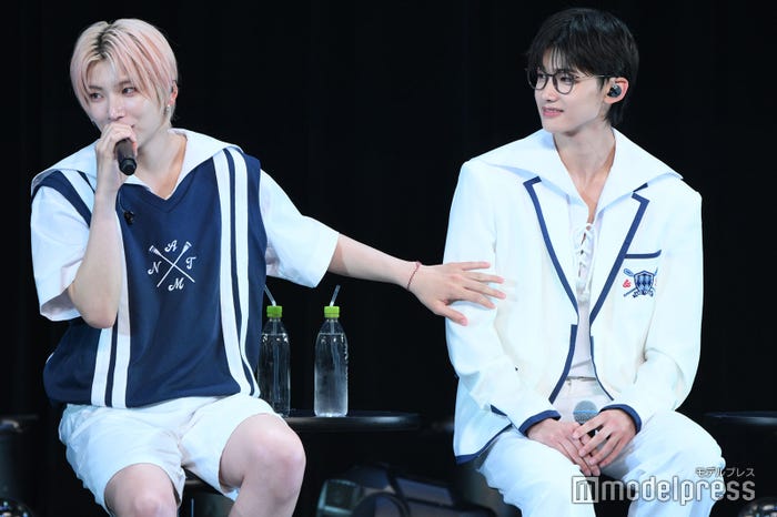 JO(ジョウ)のパートを褒めるYUMA(ユウマ)(C)モデルプレス