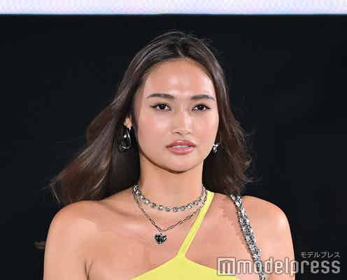 “驚異の10頭身”香川沙耶、カットアウトウェアで大胆露出【GirlsAward 2024 S/S】