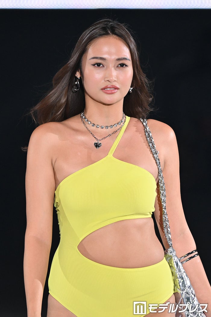 “驚異の10頭身”香川沙耶、カットアウトウェアで大胆露出【GirlsAward 2024 S／S】