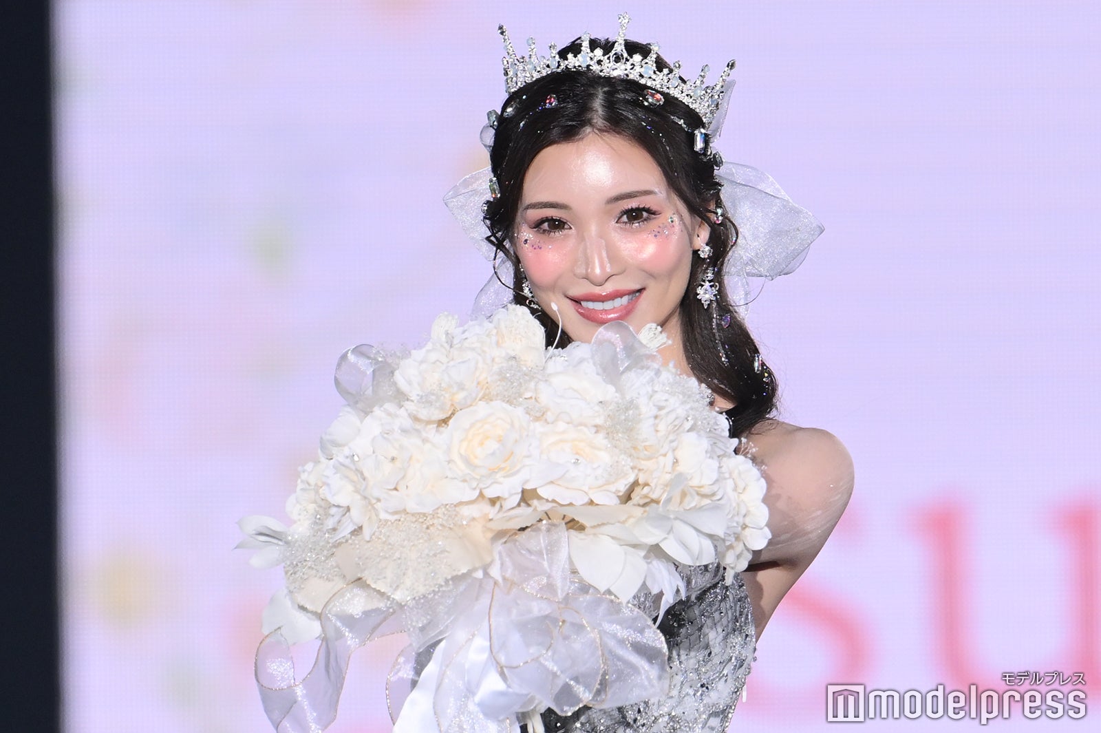 結婚発表のレジェンドキャバ嬢・みゆう、ウェディングムービー公開「リアルお姫様」「めちゃくちゃ美男美女」の声 - モデルプレス