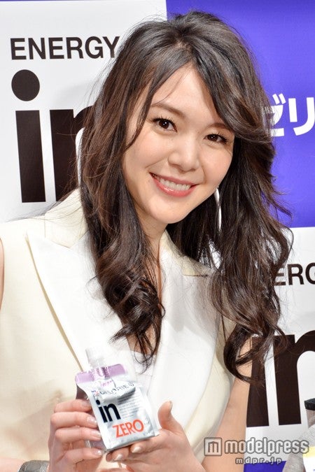 知花くらら、サプライズプレゼントで高梨沙羅選手を激励