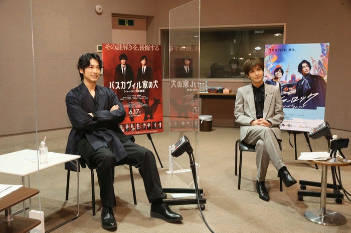 ディーン・フジオカ、岩田剛典(C)2022 映画「バスカヴィル家の犬」製作委員会