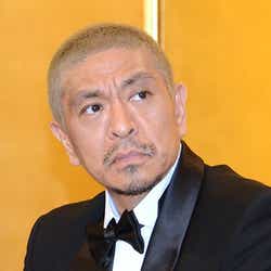 モデルプレス - 銀髪イメチェンの松本人志、「笑ってはいけない」会見で披露 いきなり質問も