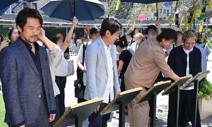 (左から)内野聖陽、小泉孝太郎、竹内涼真、二宮和也(C)TBS