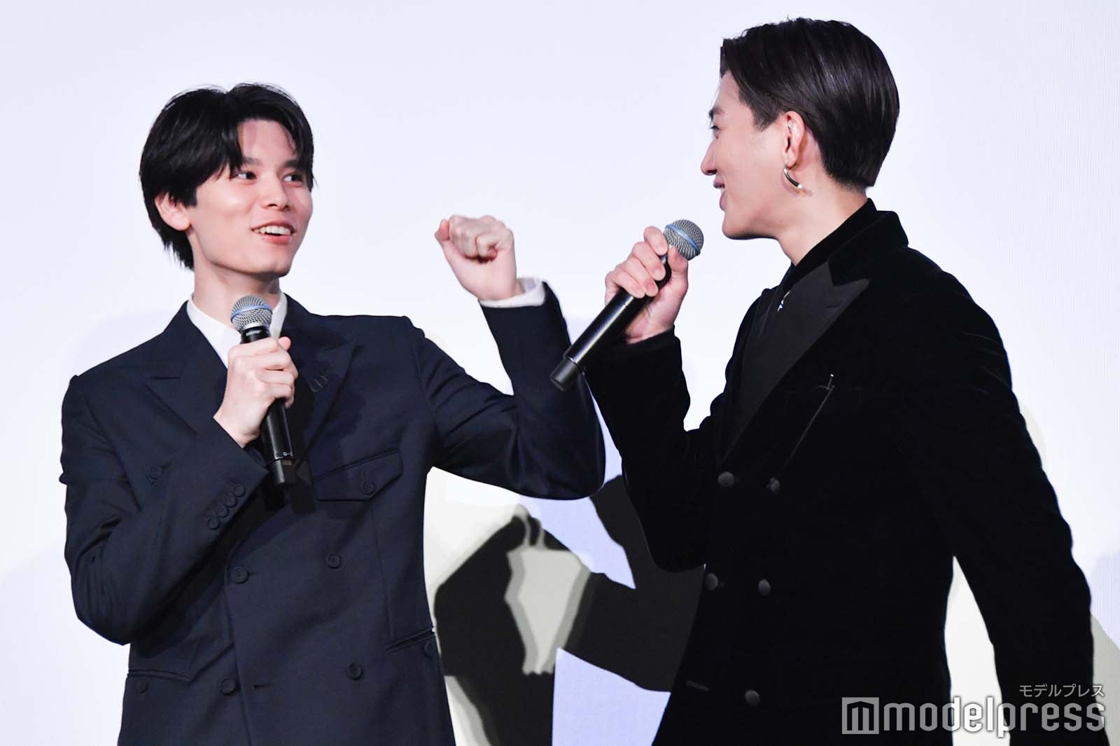 酒井麻衣監督に褒められ喜ぶ萩原利久、八木勇征（C）モデルプレス