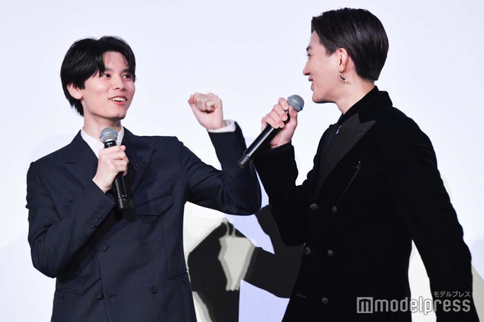 酒井麻衣監督に褒められ喜ぶ萩原利久、八木勇征(C)モデルプレス