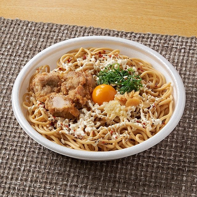 ファミリーマートの大盛太麺！月見唐揚げ