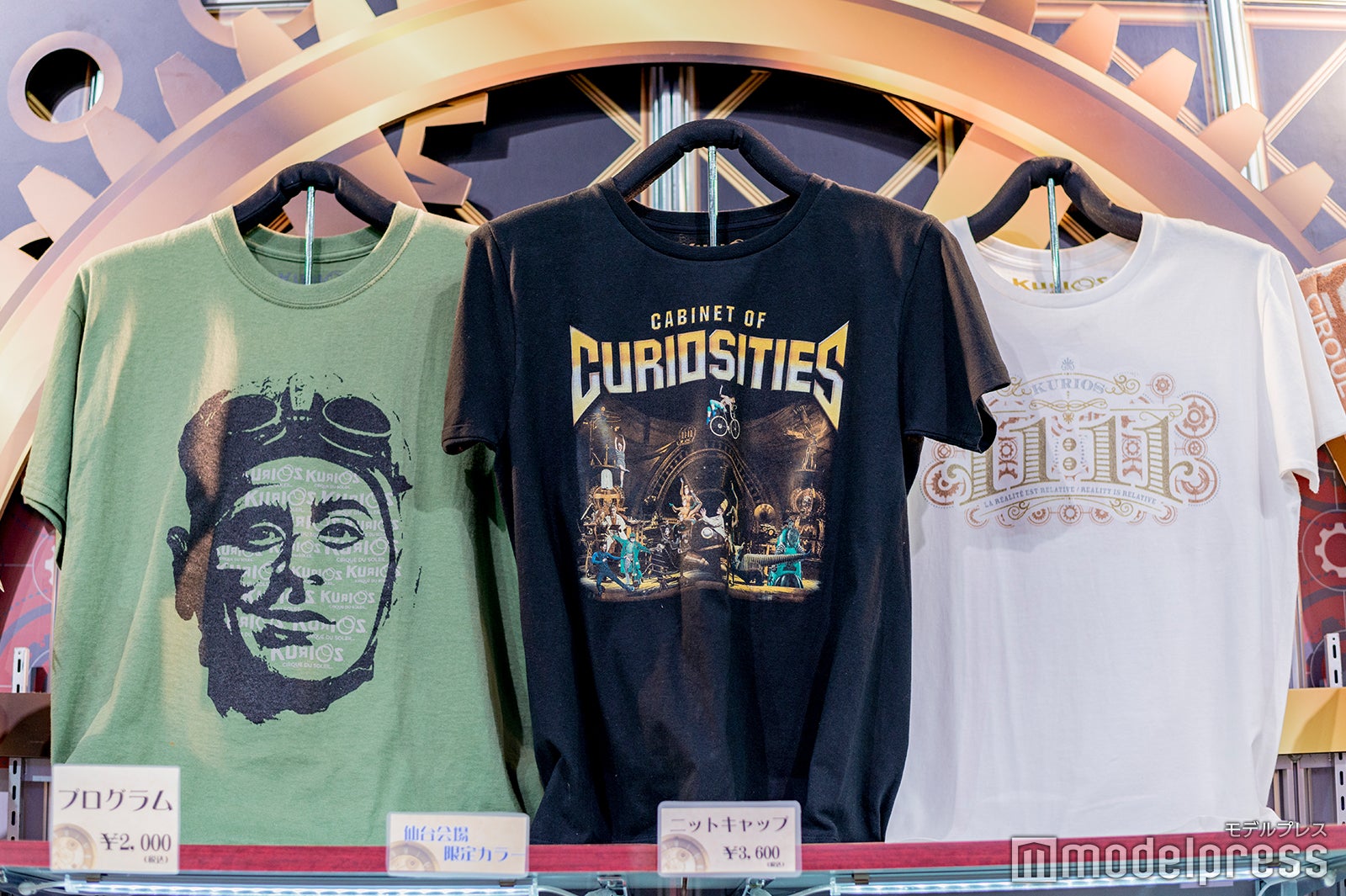 （左）「ローラ・ボーラ」のTシャツ （C）モデルプレス