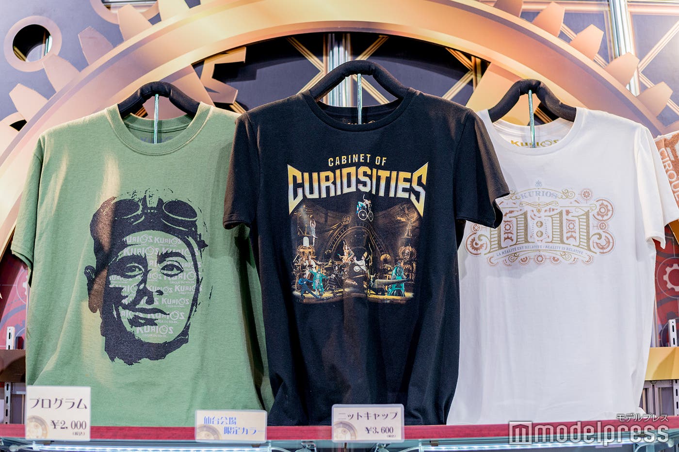 (左)「ローラ・ボーラ」のTシャツ (C)モデルプレス