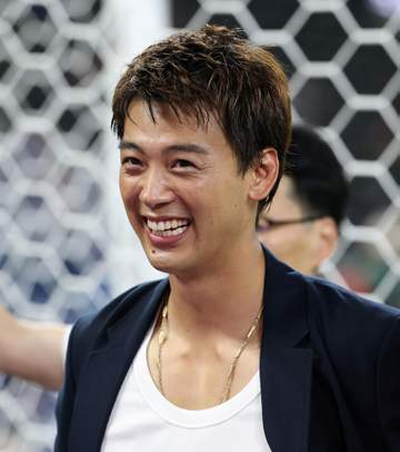 「ブラジル戦間に合うのか」「現地行く？」「見れるんか」W杯弾丸帰国のトップ俳優にSNS注目 まさかの函館競馬場降臨に騒然から1日半