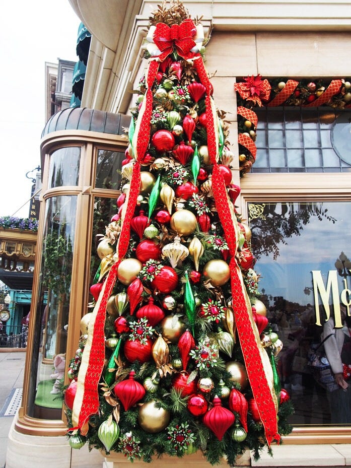 「マクダックス・デパートメントストア」前にあるクリスマスツリー