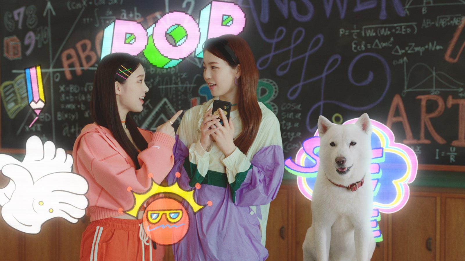 NiziU（RIO、AYAKA）／新CM「スマホデビューのお約束」篇より（提供写真）