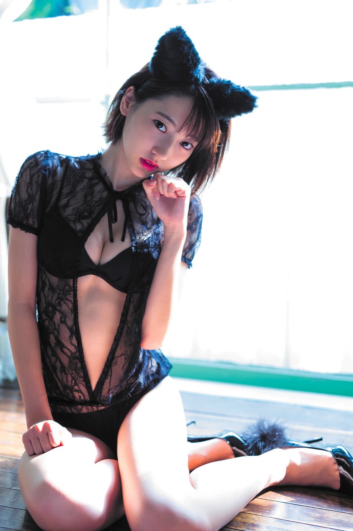 武田玲奈 黒猫 ビキニで自身初の試み 制服姿も披露 モデルプレス