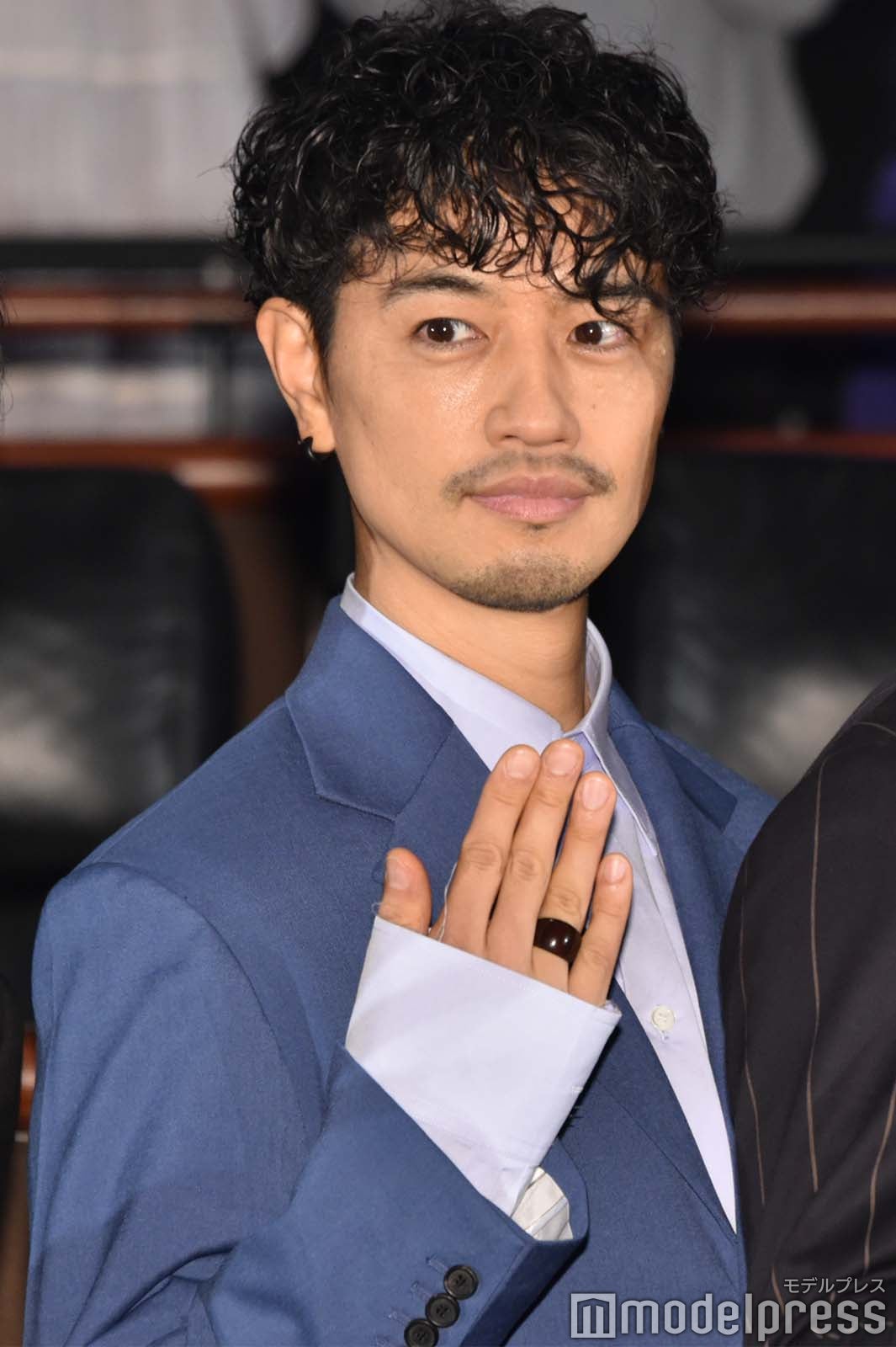指輪を見せる斎藤工（C）モデルプレス