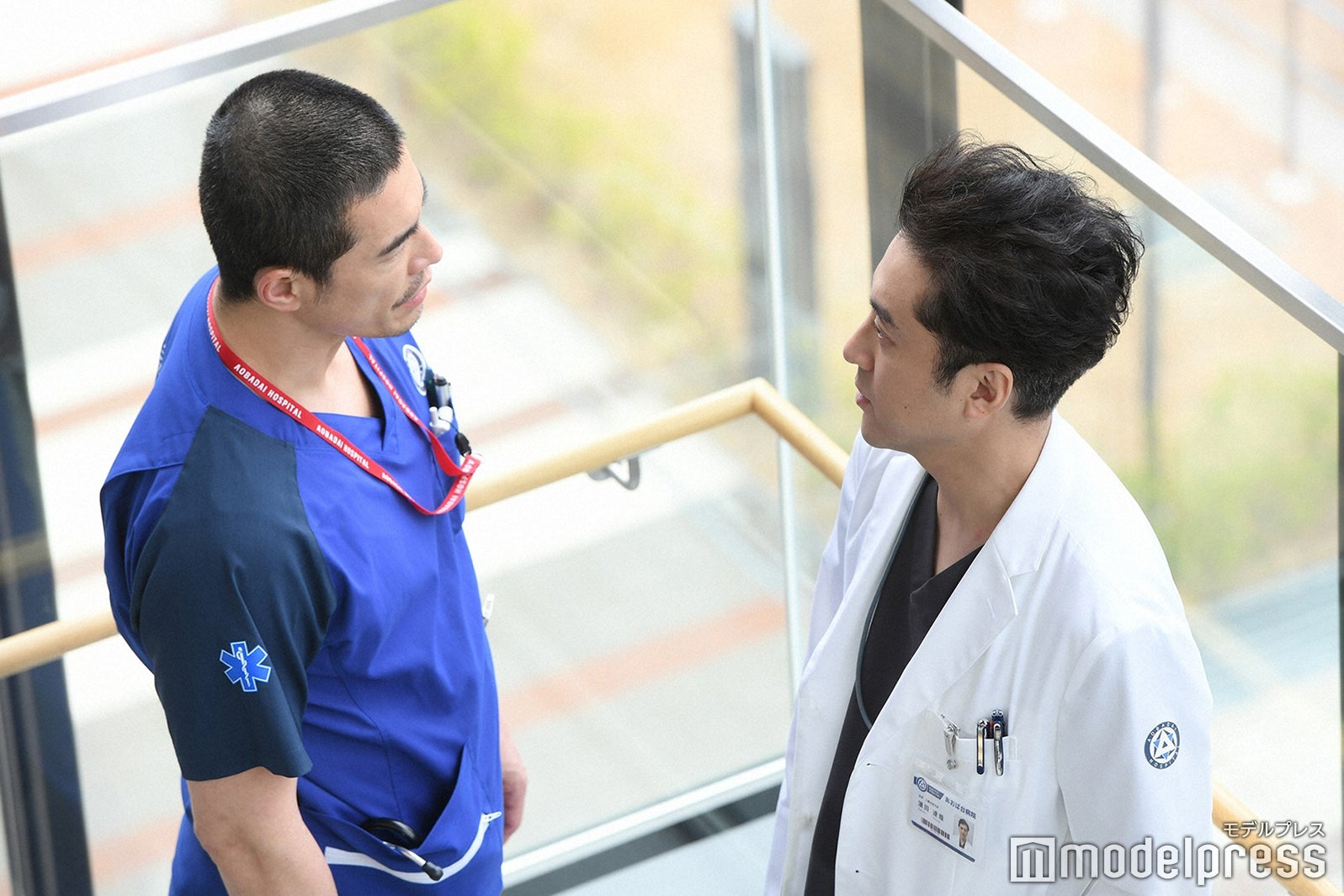 伊藤英明、ムロツヨシ／「病室で念仏を唱えないでください」第8話より（C）TBS