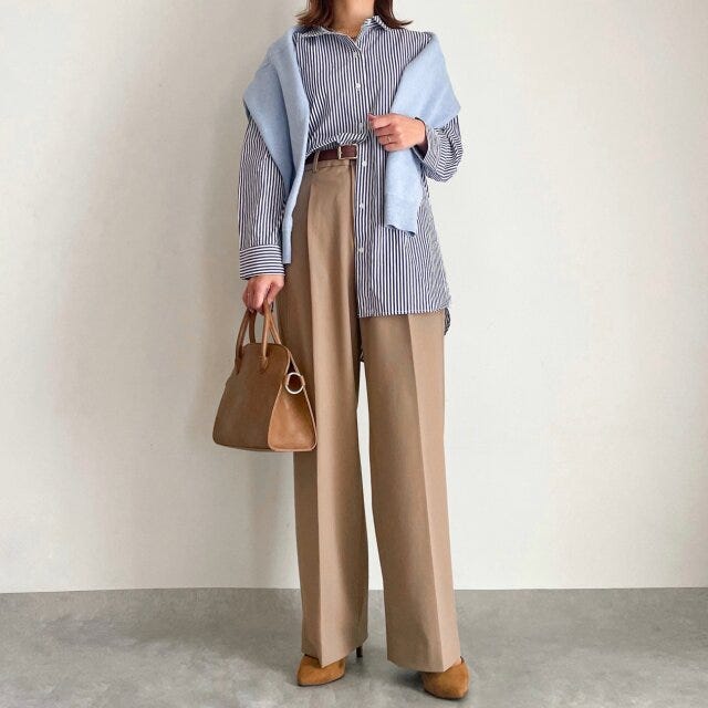ユニクロタックワイドパンツBEIGE ユニクロタックワイドパンツBEIGEとストライプシャツのクールコーデ