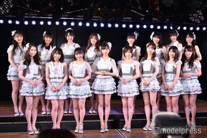 (後列左から)鈴木くるみ、安田叶、西川怜、込山榛香、福岡聖菜、谷口めぐ、浅井七海、大盛真歩(前列左から)岩立沙穂、倉野尾成美、向井地美音、小栗有以、岡田奈々、柏木由紀、村山彩希、岡部麟/「僕の夏が始まる」公演(C)モデルプレス