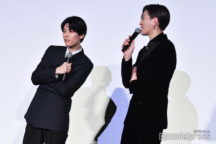 副音声に見入ってしまった様子を再現する萩原利久、それを見て笑う八木勇征(C)モデルプレス
