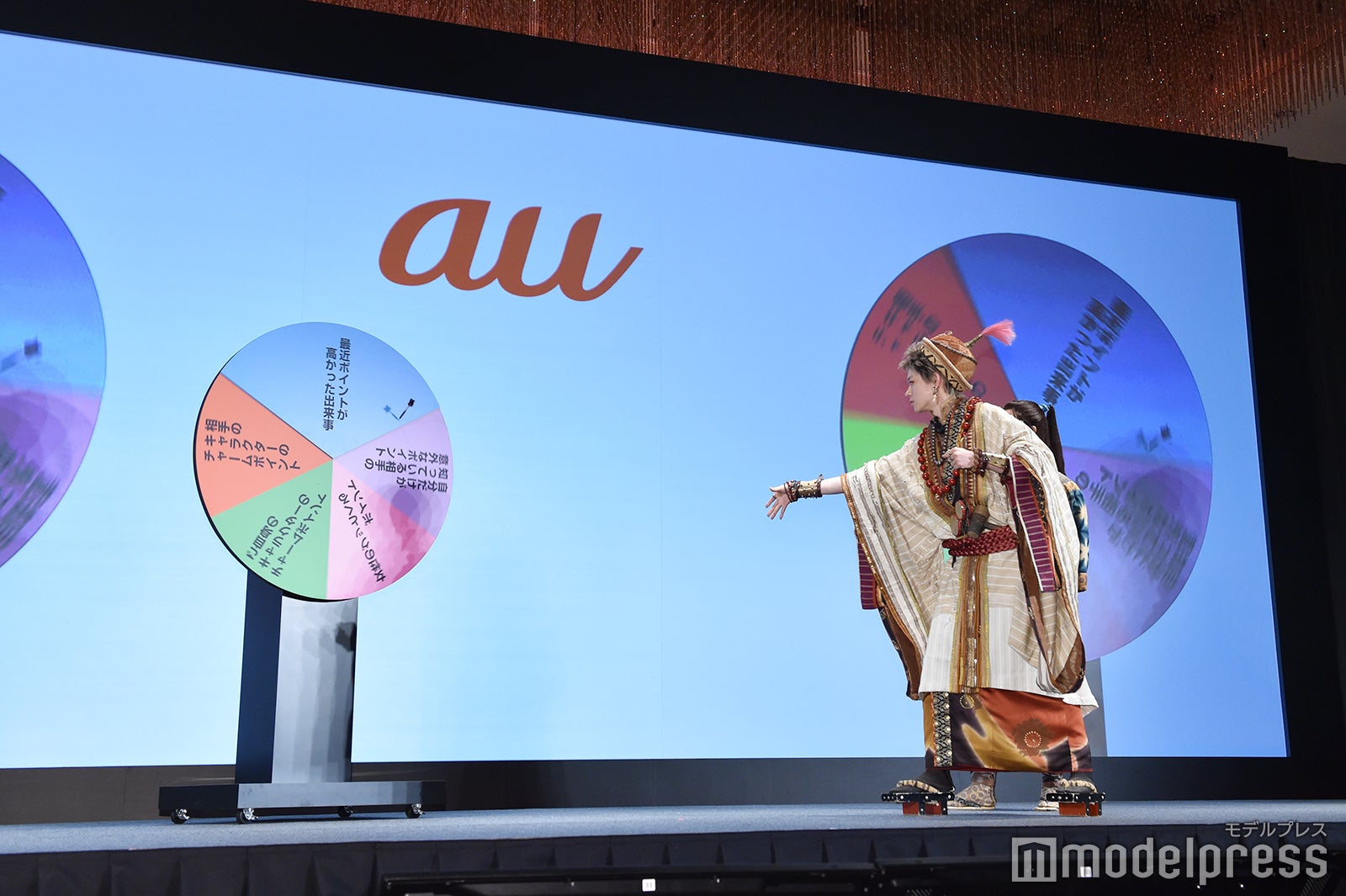 ダーツを投げる菅田将暉（C）モデルプレス